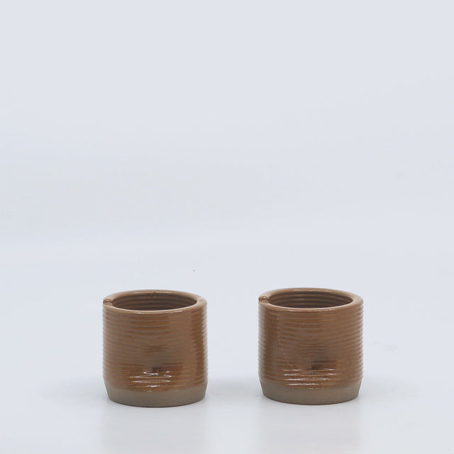 două cești pentru cafea scurtă din ceramică imprimată 3D culoarea gri cu glazura maro