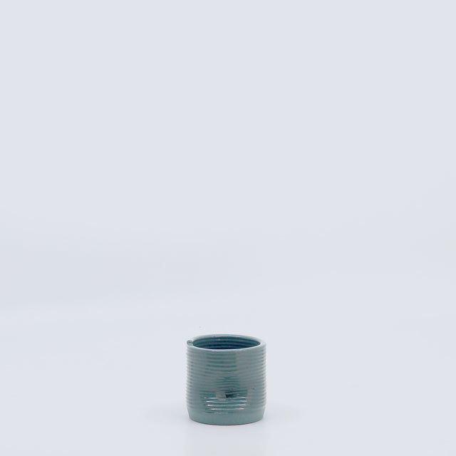 ceașcă imprimată 3D din ceramică colorată ân masă și glazurată aqua