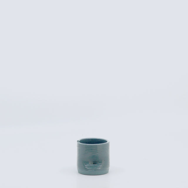ceașcă imprimată 3D din ceramică colorată ân masă și glazurată aqua